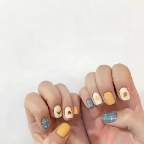 最新指甲图案流行趋势，展现个性风采的细节之美