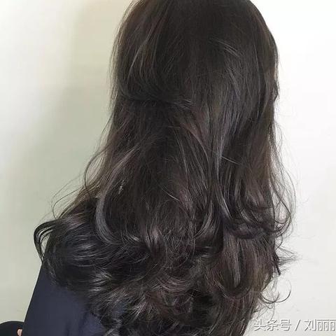 时尚新宠，烫发根引领潮流之选